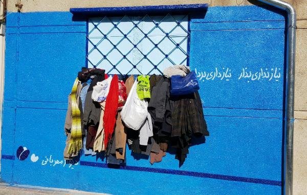 Iranians spreads charity through "wall of kindness"