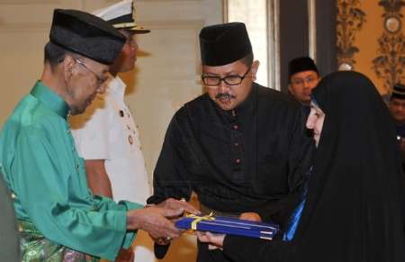 Afkham submits credentials to Malaysian King