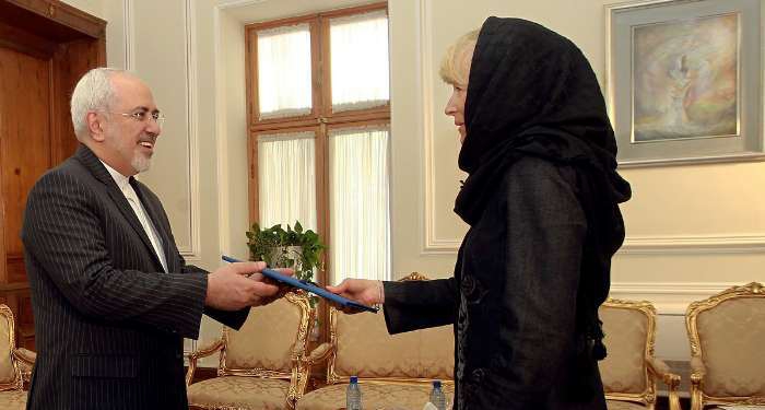 New UNIC director presents letter of appointment to FM Zarif