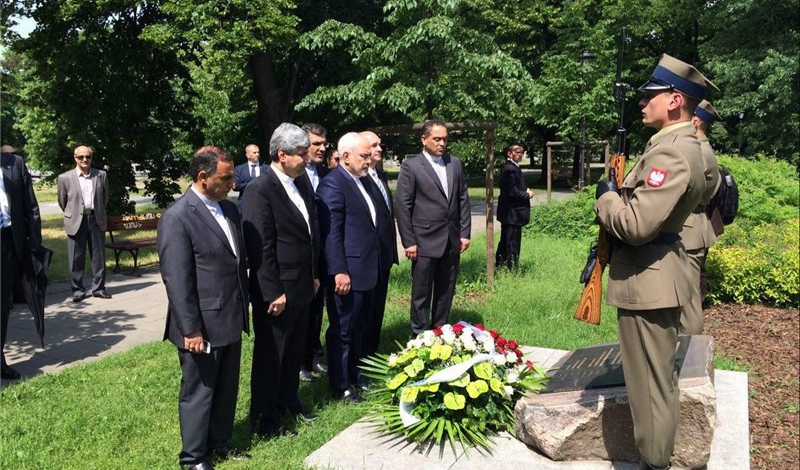 Zarif visits Warsaw monument of gratitude for Iran