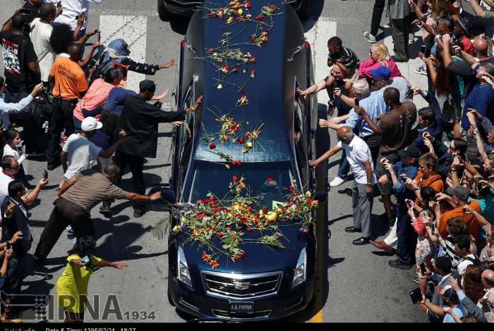 Thousands of people attend funeral of Muhammad Ali