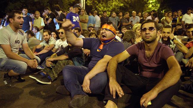 Anti-govt. protests continue in Armenia amid standoff at police building