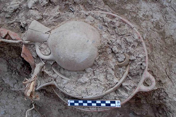 Pottery uncovered in Iron Age cemetery hill in Qazvin