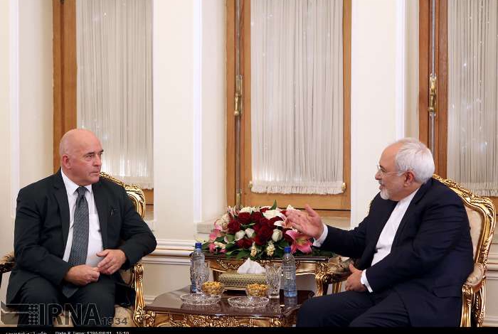Zarif meets with Danish parliamentary delegation
