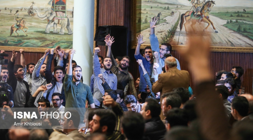 Irans President challenged by students harsh criticisms