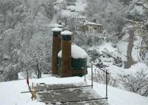Heavy snow blankets Iranian cities, shuts down schools