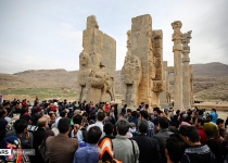 Photos: Persepolis hosts Nowruz tourists  <img src="https://cdn.theiranproject.com/images/picture_icon.png" width="16" height="16" border="0" align="top">