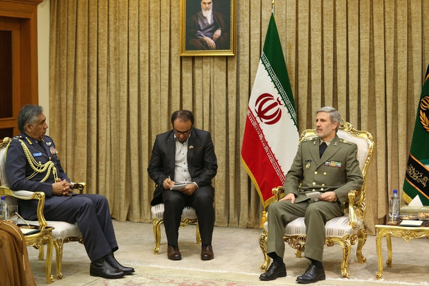 Omans air force chief meets with Irans MoD