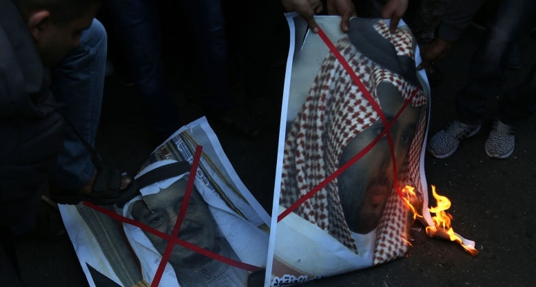 Palestinians burn pictures of Saudi King, crown Prince over al-Quds move