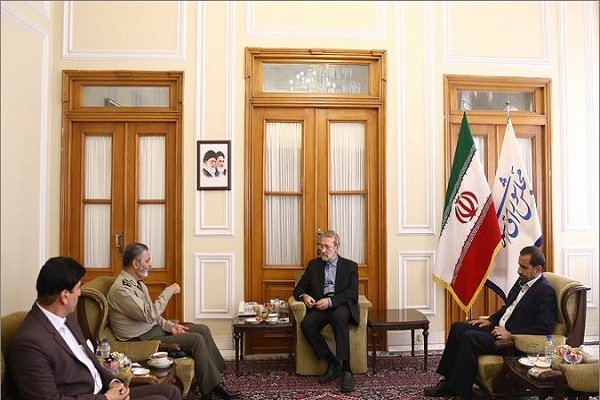 Army Chief Mousavi meets with Parliament Speaker Larijani