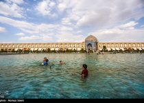 Photos: Children playing with water in Isfahan Naqsh-e Jahan square  <img src="https://cdn.theiranproject.com/images/picture_icon.png" width="16" height="16" border="0" align="top">