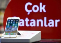 Turks break iPhones into pieces in response to Erdogans call