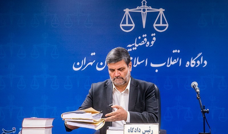 Iran puts economic corruption defendants on public trial