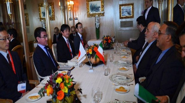 Zarif meets with Japanese counterpart to discuss intl., regional, bilateral issues