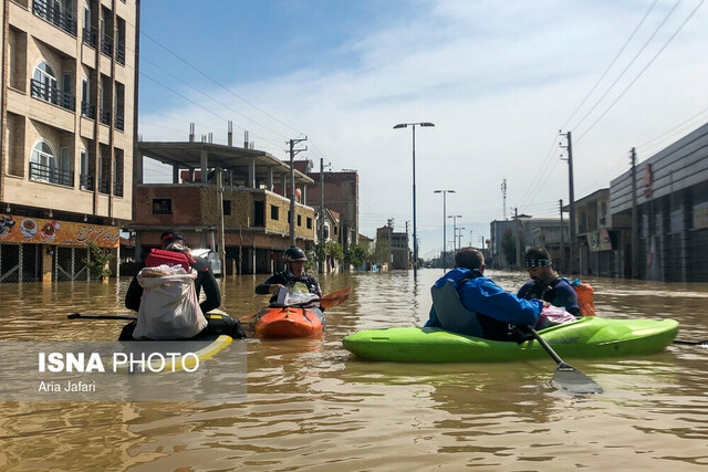 Iranians open homes to travelers stranded by floods