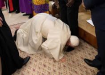 Pope francis kisses S. Sudan rival leaders feet to maintain peace