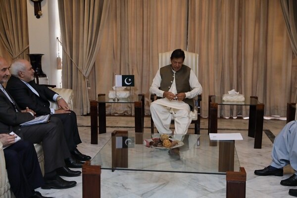 Zarif meets with Imran Khan, stresses linking Chabahar with Gwadar
