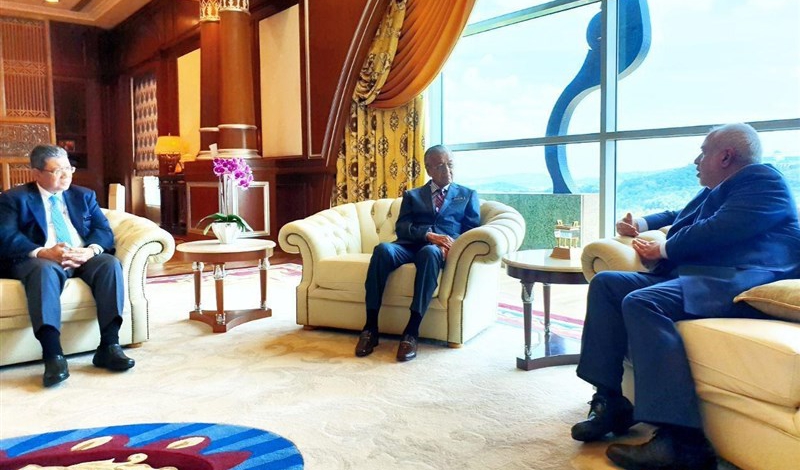 Irans Zarif meets with Malaysian PM Mahathir Mohamad