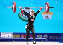 Iranian woman at world weightlifting contests breaks her records