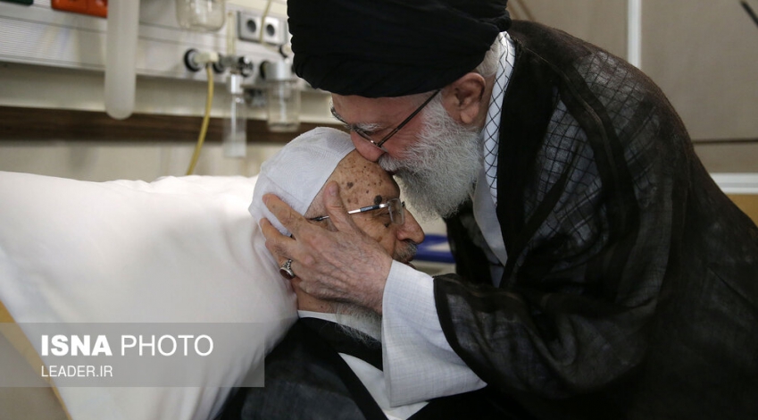 Leader visits Ayatollah Makarem Shirazi in hospital