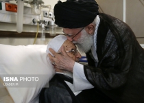 Leader visits Ayatollah Makarem Shirazi in hospital