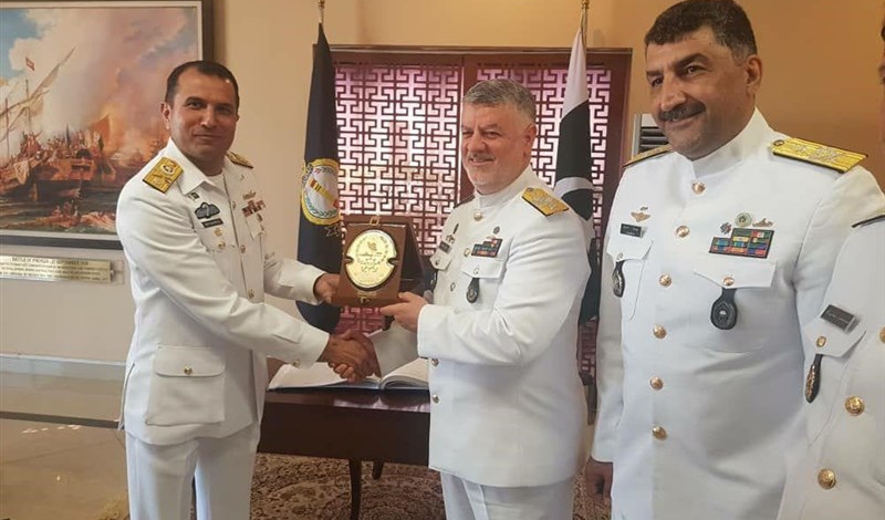 Iranian commander visits Pakistan navys training, research centers