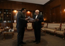 New Pakistani envoy submits copy of credentials to Zarif