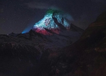 Switzerland projects Irans flag on Matterhorn Mountain as message of hope