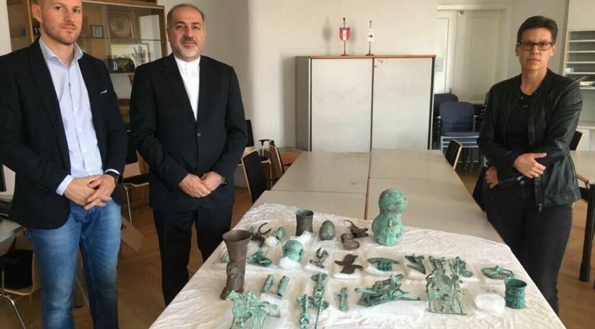 Ancient relics smuggled to Austria back home