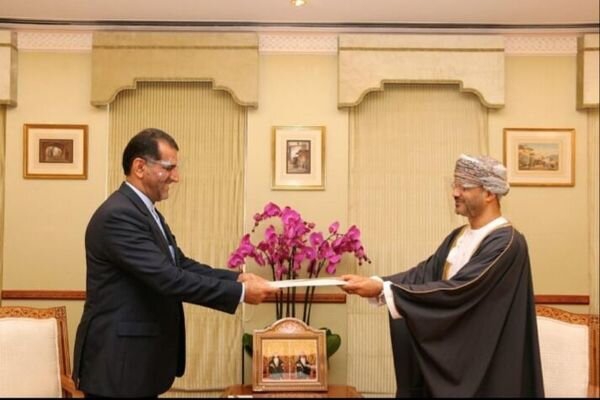 Iranian envoy submits credential to Oman