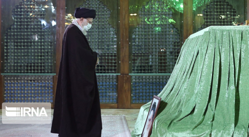 Leader pays homage to Imam Khomeini on 42nd Anniv. of return to Iran