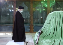 Leader pays homage to Imam Khomeini on 42nd Anniv. of return to Iran