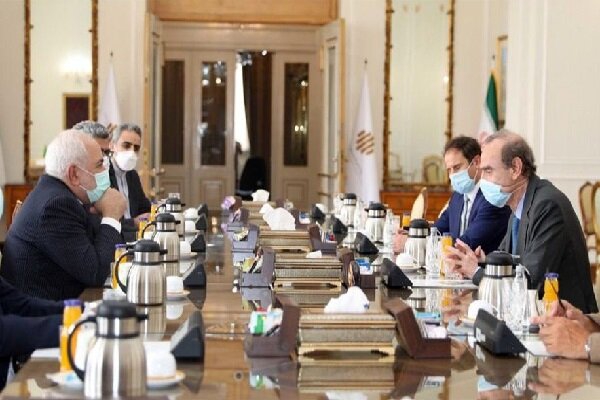 FM Zarif in meeting with Mora calls on EU to stay away from threat-based policies