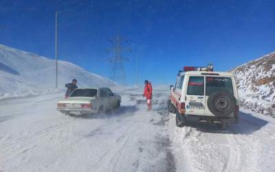 گرفتاری خودروها در محورهای مواصلاتی کردستان در پی بارش برف
