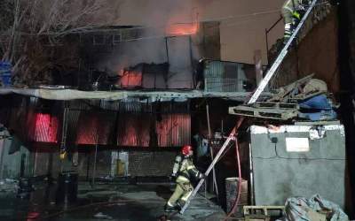 آتش سوزی در کارگاه تولید کفش در خیام تهران