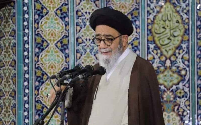 امام جمعه تبریز: جشن‌های دهه فجر نباید تنها تزئین باشد