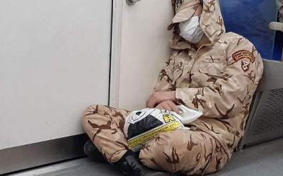 سربازی که در مترو خوابش برده است