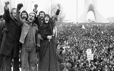 زن و مرد در یک راهپیمایی منتهی به انقلاب اسلامی در ۲۲ بهمن ۱۳۵۷