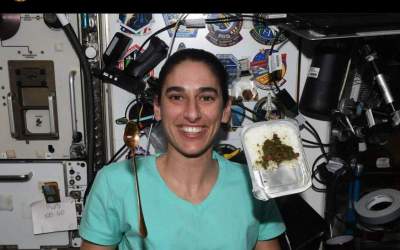 یاسمین مقبلی با ظرف قرمه سبزی در ایستگاه فضایی