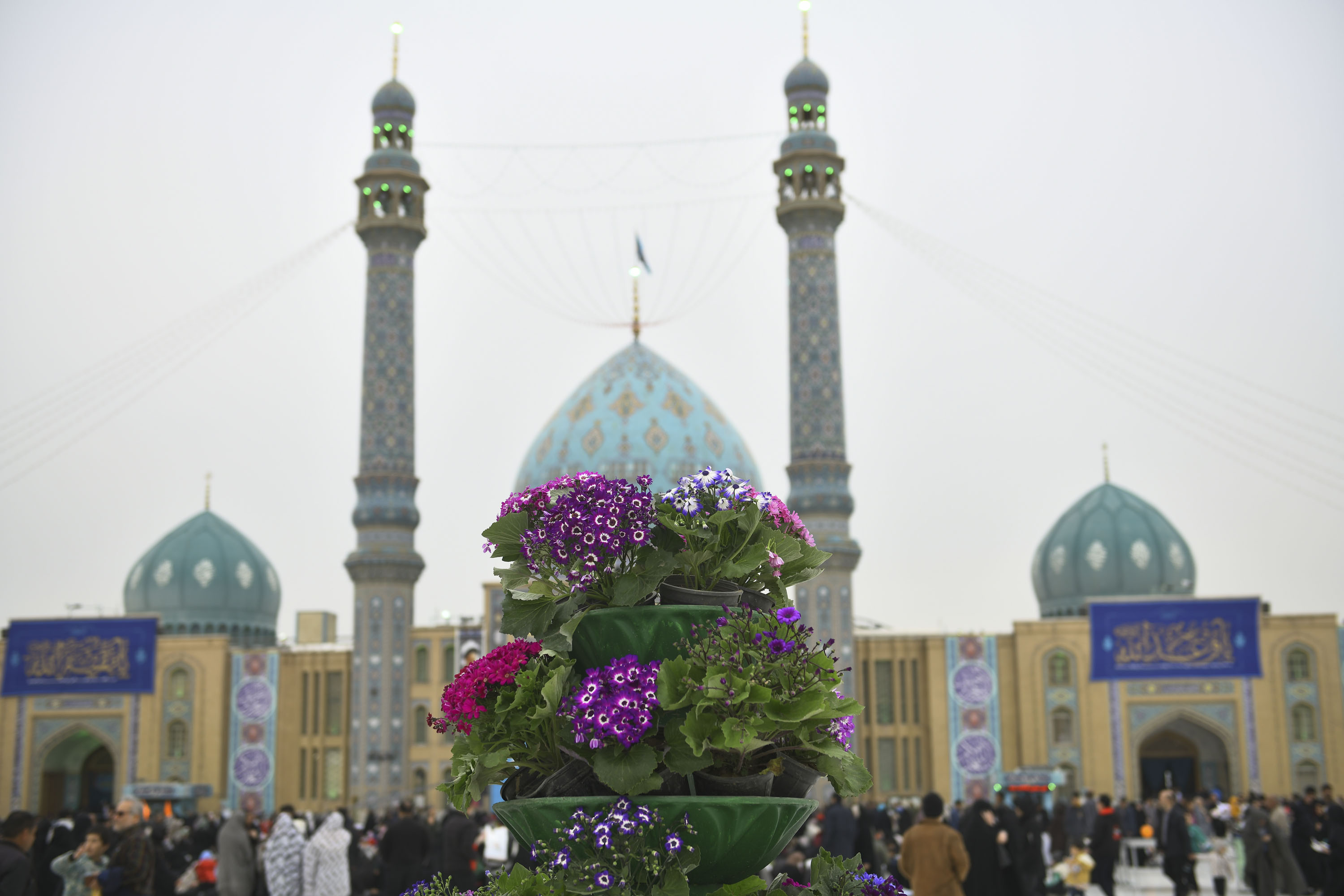 گل آرایی مسجد مقدس جمکران در نیمه شعبان