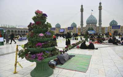 گل آرایی مسجد مقدس جمکران توسط خادمان افتخاری در نیمه شعبان