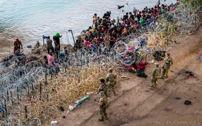 ورود گسترده مهاجران غیر قانونی از مرز مکزیک به آمریکا