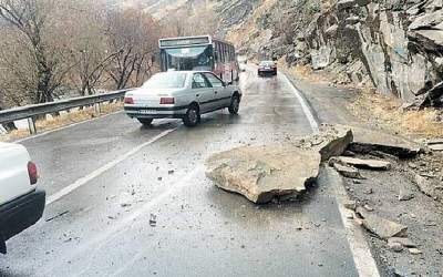 ریزش سنگ در جاده چالوس