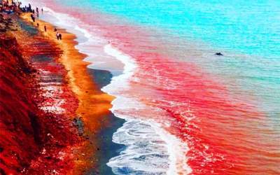 فیلم: قرمز شدن آب دریا پس از بارش باران در جزیره هرمز  