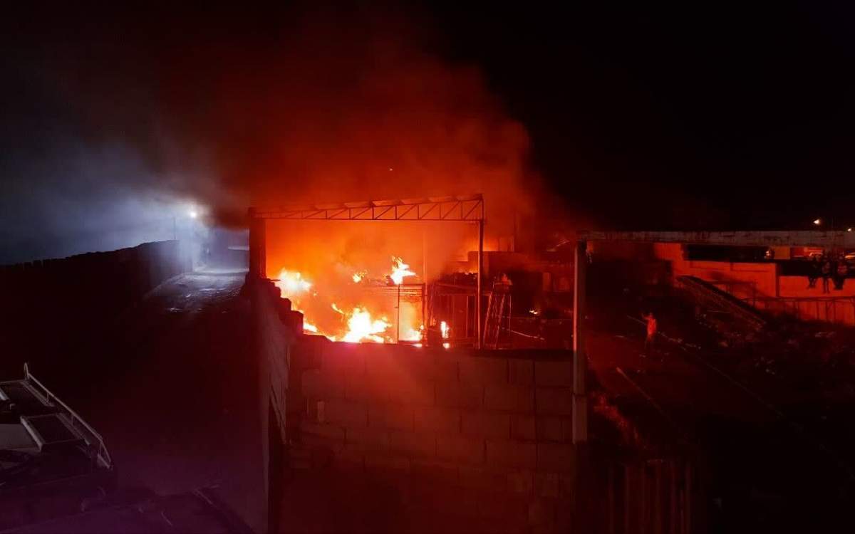 فیلم: مهار آتش‌سوزی انبار لوازم آرایشی در شهرری  