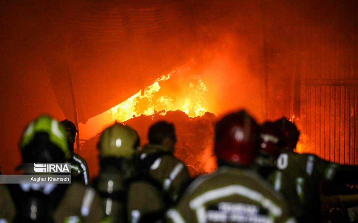 عکس: آتش سوزی انبار لاستیک در جنوب تهران  