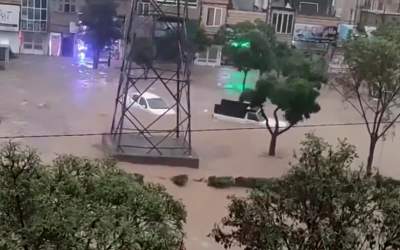 فیلم: جاری شدن سیل در مشهد؛ شنای خودروها در خیابان  