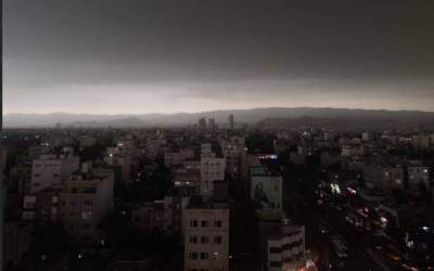 عکس: تاریکی ترسناک آسمان مشهد در وسط روز!  