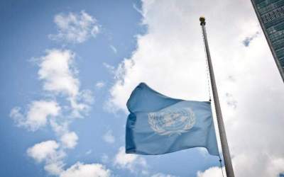 پرچم سازمان ملل متحد در نیویورک به احترام شهدای خدمت نیمه افراشته شد