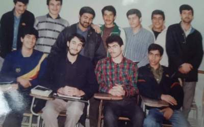 عکس: تصویر دوران جوانی شهید امیرعبداللهیان در کنار همکلاسی‌های دوران دبیرستان